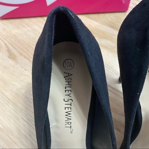 Ashley Stewart Black Pumps Fuzzy Pom Accent NIB 10 - Picture 6 of 6